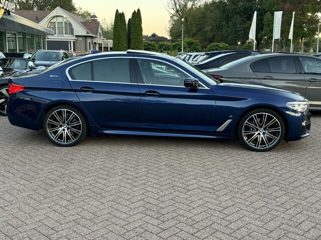 BMW 5-SERIE 530e iPerformance High Exe. M Sport / Schuifdak / 360Camera / Leder / 18'' / Navigatie / Dodehoek / DAB / Stoelverwarming / Cruise Control