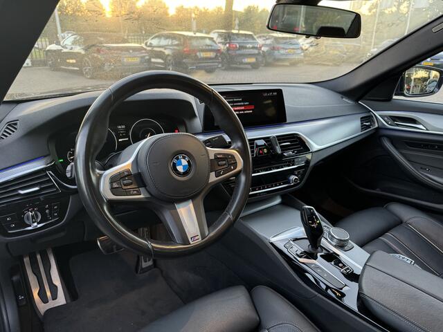 BMW 5-SERIE 530e iPerformance High Exe. M Sport / Schuifdak / 360Camera / Leder / 18'' / Navigatie / Dodehoek / DAB / Stoelverwarming / Cruise Control