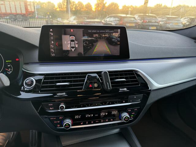 BMW 5-SERIE 530e iPerformance High Exe. M Sport / Schuifdak / 360Camera / Leder / 18'' / Navigatie / Dodehoek / DAB / Stoelverwarming / Cruise Control