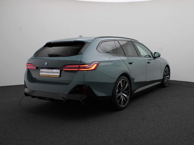 BMW 5-SERIE Touring 530e M Sportpakket Pro | Innovation Pack | Travel Pack | Comfort Pack | Trekhaak | Panoramadak | Comfortstoelen | Driving Assistant Professional | Bowers & Wilkins | 20''