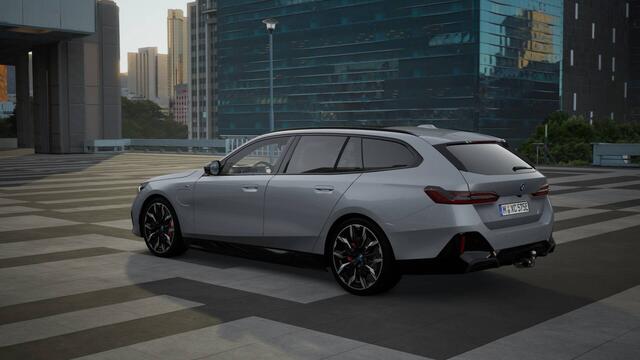BMW 5-SERIE Touring 530e High Executive M Sport Automaat / Panoramadak / Trekhaak / Bowers & Wilkins / Stoelventilatie / Adaptieve LED / Parking Assistant Plus / Comfort Access