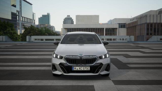 BMW 5-SERIE Touring 530e High Executive M Sport Automaat / Panoramadak / Trekhaak / Bowers & Wilkins / Stoelventilatie / Adaptieve LED / Parking Assistant Plus / Comfort Access