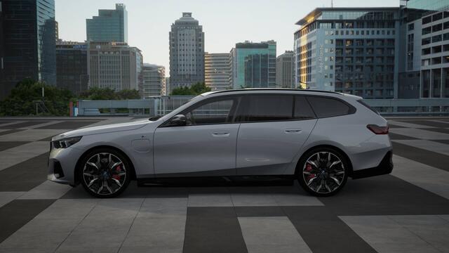 BMW 5-SERIE Touring 530e High Executive M Sport Automaat / Panoramadak / Trekhaak / Bowers & Wilkins / Stoelventilatie / Adaptieve LED / Parking Assistant Plus / Comfort Access