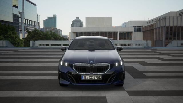 BMW 5-SERIE 530e M Sport Automaat / Panoramadak / Trekhaak / Bowers & Wilkins / Stoelventilatie / Adaptieve LED / Comfort Access / Parking Assistant Plus