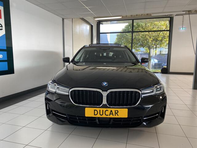 BMW 5-SERIE Touring 520e Business Edition Plus Panoramadak / Laser koplampen / Head-up Display / elec achterklep / virtual cockpit