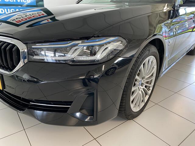 BMW 5-SERIE Touring 520e Business Edition Plus Panoramadak / Laser koplampen / Head-up Display / elec achterklep / virtual cockpit