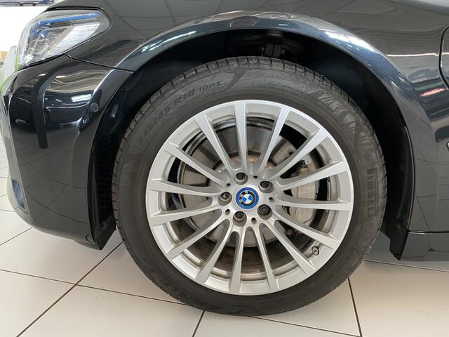 BMW 5-SERIE Touring 520e Business Edition Plus Panoramadak / Laser koplampen / Head-up Display / elec achterklep / virtual cockpit