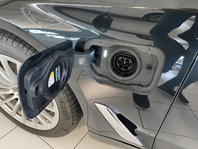 BMW 5-SERIE Touring 520e Business Edition Plus Panoramadak / Laser koplampen / Head-up Display / elec achterklep / virtual cockpit