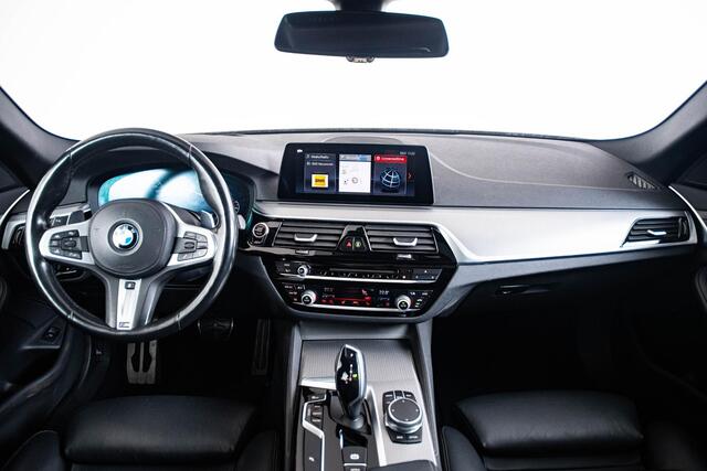 BMW 5-SERIE Touring 540i xDrive High Executive M Sportpakket - Trekhaak - panoramadak - Parking/Driving Assistant - Comfortstoelen voor - Head up display - Elektrisch verwarmde voor- en achterstoelen