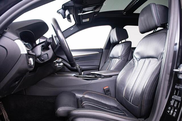 BMW 5-SERIE Touring 540i xDrive High Executive M Sportpakket - Trekhaak - panoramadak - Parking/Driving Assistant - Comfortstoelen voor - Head up display - Elektrisch verwarmde voor- en achterstoelen