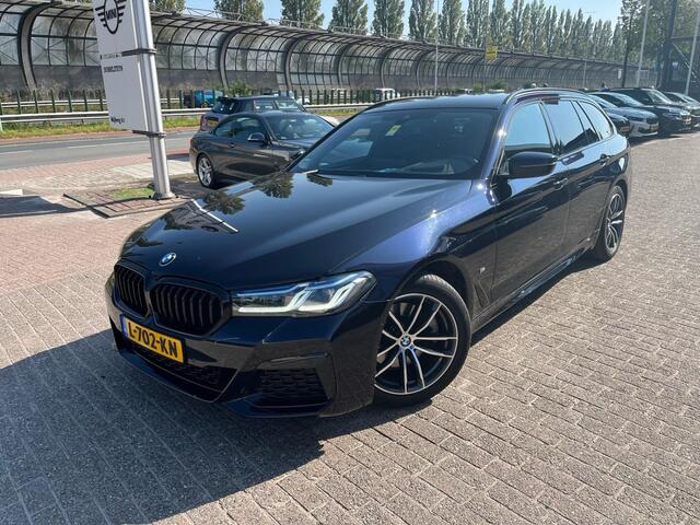 BMW 5-SERIE Touring 520i M-Sport | Panorama | Head-Up | Trekhaak | Laser | Hifi