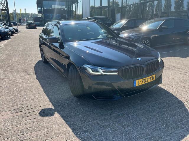 BMW 5-SERIE Touring 520i M-Sport | Panorama | Head-Up | Trekhaak | Laser | Hifi