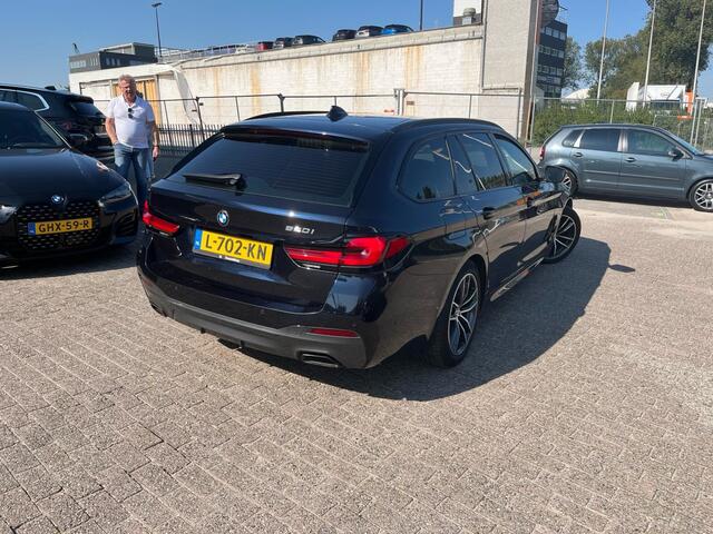 BMW 5-SERIE Touring 520i M-Sport | Panorama | Head-Up | Trekhaak | Laser | Hifi