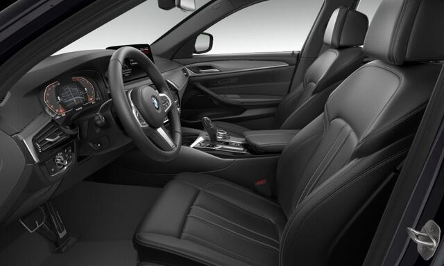 BMW 5-SERIE Touring 520i M-Sport | Panorama | Head-Up | Trekhaak | Laser | Hifi