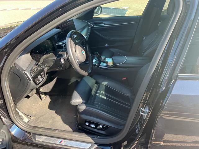 BMW 5-SERIE Touring 520i M-Sport | Panorama | Head-Up | Trekhaak | Laser | Hifi