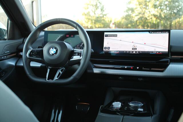 BMW 5-SERIE 520i High Executive M Sport Automaat / Panoramadak / Trekhaak / Stoelventilatie / Adaptieve LED / Parking Assistant Plus / Comfort Access