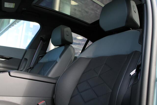 BMW 5-SERIE 520i High Executive M Sport Automaat / Panoramadak / Trekhaak / Stoelventilatie / Adaptieve LED / Parking Assistant Plus / Comfort Access