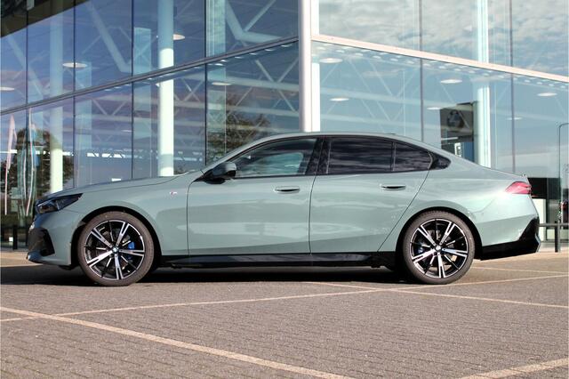 BMW 5-SERIE 520i High Executive M Sport Automaat / Panoramadak / Trekhaak / Stoelventilatie / Adaptieve LED / Parking Assistant Plus / Comfort Access