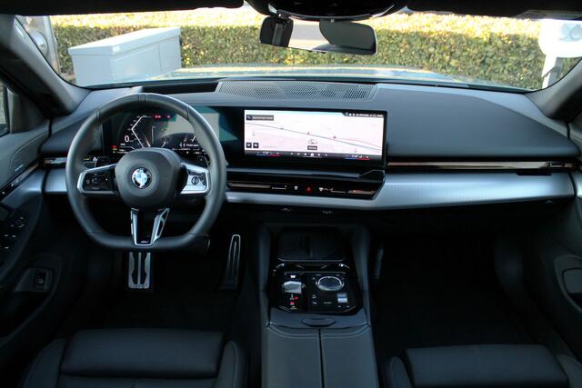 BMW 5-SERIE 520i High Executive M Sport Automaat / Panoramadak / Trekhaak / Stoelventilatie / Adaptieve LED / Parking Assistant Plus / Comfort Access