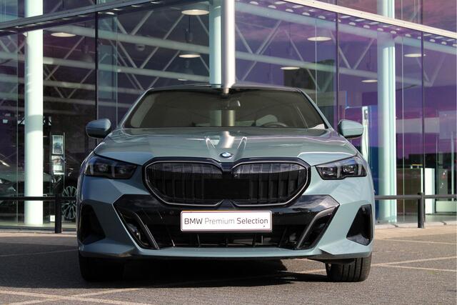 BMW 5-SERIE 520i High Executive M Sport Automaat / Panoramadak / Trekhaak / Stoelventilatie / Adaptieve LED / Parking Assistant Plus / Comfort Access
