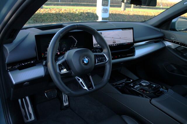BMW 5-SERIE 520i High Executive M Sport Automaat / Panoramadak / Trekhaak / Stoelventilatie / Adaptieve LED / Parking Assistant Plus / Comfort Access