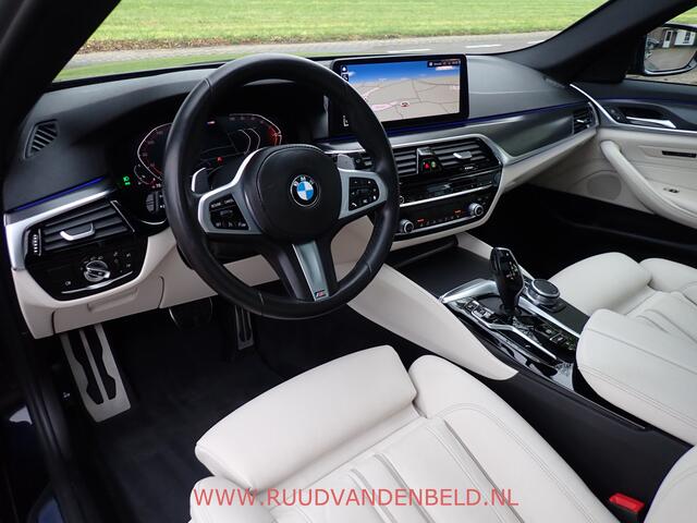 BMW 5-SERIE Touring 520i LCI M-PAKKET SHADOWLINE PANODAK/COMFORTLEER/TREKHAAK