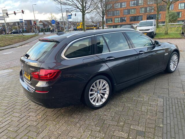 BMW 5-SERIE Touring 520i Luxury Edition | Navi | Cruise | Leer | 142.570 km Dealeronderhouden