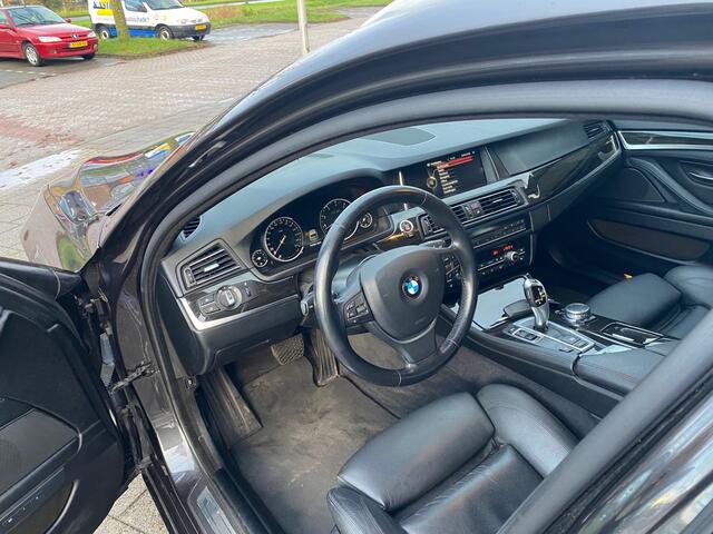 BMW 5-SERIE Touring 520i Luxury Edition | Navi | Cruise | Leer | 142.570 km Dealeronderhouden