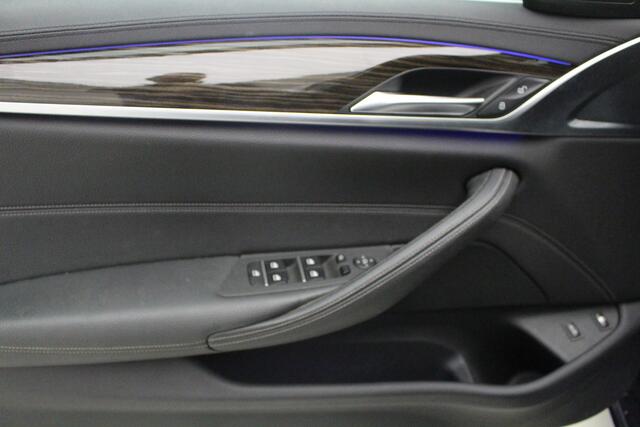 BMW 5-SERIE 530e xDrive Luxury | Active Cruise Control | Trekhaak | Softclose |