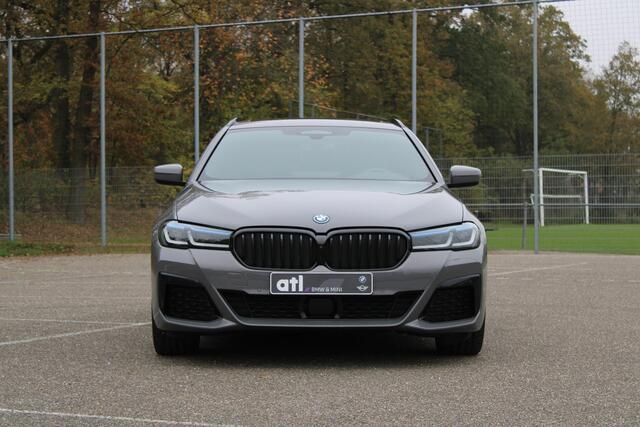 BMW 5-SERIE Touring 530e xDrive Business Edition Plus M-pakket, 19", Adaptief onderstel, Harman Kardon, Panorama dak, Adaptive Cruise, Elektr trekhaak, Comfort stoelen met geheugen, Alarm, Comforttoegang, etc.