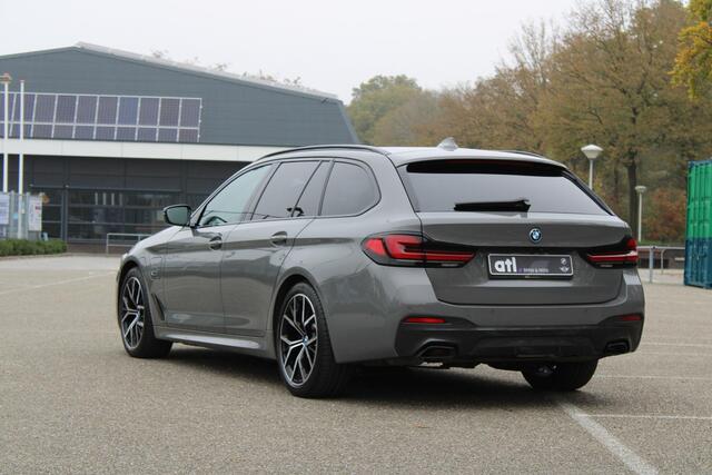 BMW 5-SERIE Touring 530e xDrive Business Edition Plus M-pakket, 19", Adaptief onderstel, Harman Kardon, Panorama dak, Adaptive Cruise, Elektr trekhaak, Comfort stoelen met geheugen, Alarm, Comforttoegang, etc.
