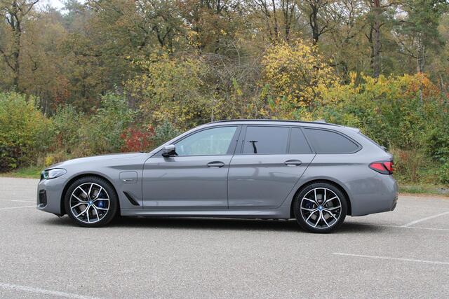 BMW 5-SERIE Touring 530e xDrive Business Edition Plus M-pakket, 19", Adaptief onderstel, Harman Kardon, Panorama dak, Adaptive Cruise, Elektr trekhaak, Comfort stoelen met geheugen, Alarm, Comforttoegang, etc.
