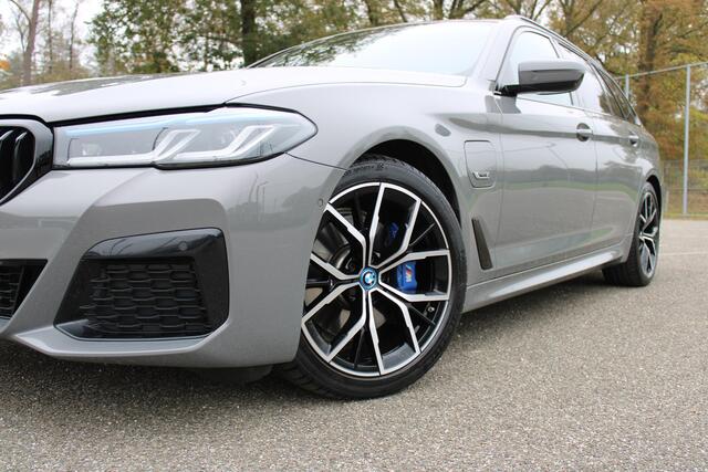 BMW 5-SERIE Touring 530e xDrive Business Edition Plus M-pakket, 19", Adaptief onderstel, Harman Kardon, Panorama dak, Adaptive Cruise, Elektr trekhaak, Comfort stoelen met geheugen, Alarm, Comforttoegang, etc.