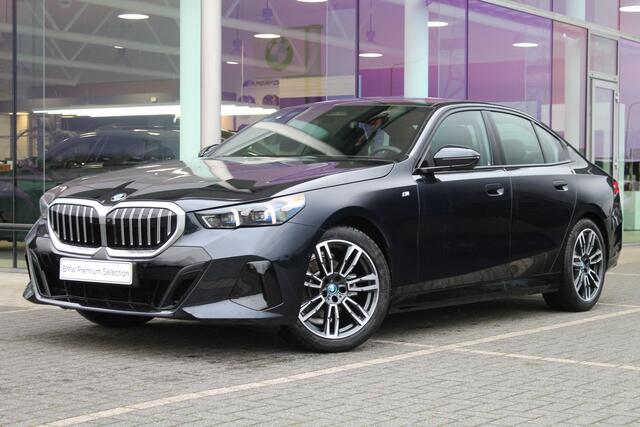 BMW 5-SERIE 520i High Executive M Sport Automaat / Panoramadak / Trekhaak / Adaptieve LED / Stoelverwarming / Parking Assistant Professional / Live Cockpit Professional / Stoelventilatie