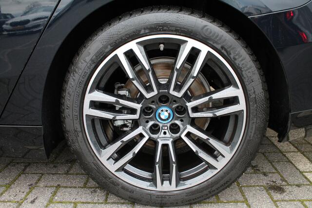 BMW 5-SERIE 520i High Executive M Sport Automaat / Panoramadak / Trekhaak / Adaptieve LED / Stoelverwarming / Parking Assistant Professional / Live Cockpit Professional / Stoelventilatie