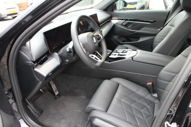 BMW 5-SERIE 520i High Executive M Sport Automaat / Panoramadak / Trekhaak / Adaptieve LED / Stoelverwarming / Parking Assistant Professional / Live Cockpit Professional / Stoelventilatie