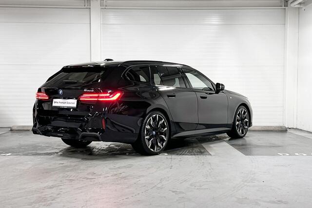 BMW 5-SERIE Touring 530e | M-Sport Pro | Travel Pack | Innovation Pack | Comfort Pack | Harman/Kardon | Panoramadak | Comfort Access | Trekhaak
