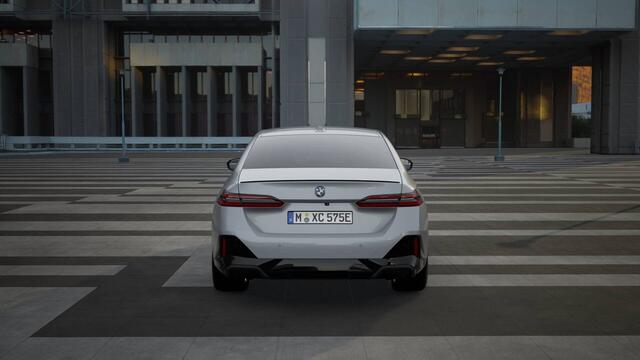 BMW 5-SERIE 530e M Sport Automaat / Bowers & Wilkins / Adaptieve LED / Stoelventilatie / Parking Assistant Plus / Comfort Access / Driving Assistant Professional