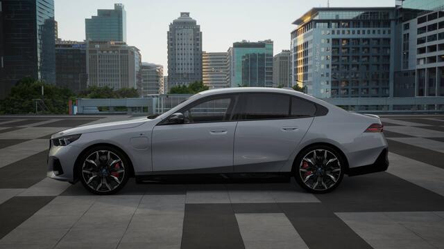 BMW 5-SERIE 530e M Sport Automaat / Bowers & Wilkins / Adaptieve LED / Stoelventilatie / Parking Assistant Plus / Comfort Access / Driving Assistant Professional