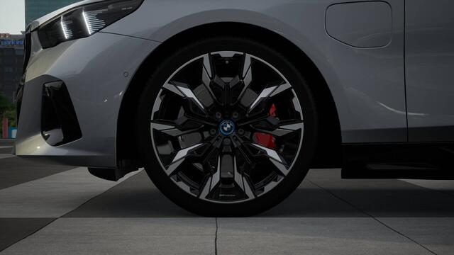 BMW 5-SERIE 530e M Sport Automaat / Bowers & Wilkins / Adaptieve LED / Stoelventilatie / Parking Assistant Plus / Comfort Access / Driving Assistant Professional