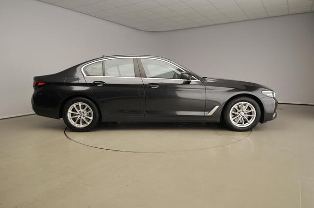 BMW 5-SERIE Sedan 520i | LED | Leder | Navigatie | Comfortzetels | Stoelverwarming | Elektr. zetels | DAB | Alu 17 inch
