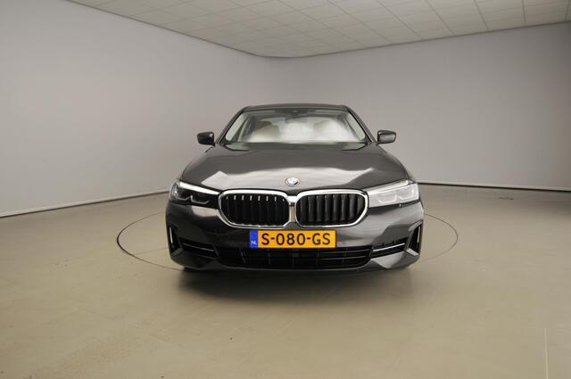 BMW 5-SERIE Sedan 520i | LED | Leder | Navigatie | Comfortzetels | Stoelverwarming | Elektr. zetels | DAB | Alu 17 inch