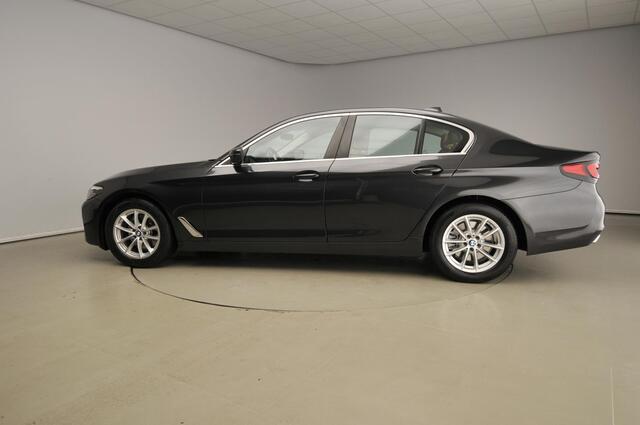 BMW 5-SERIE Sedan 520i | LED | Leder | Navigatie | Comfortzetels | Stoelverwarming | Elektr. zetels | DAB | Alu 17 inch