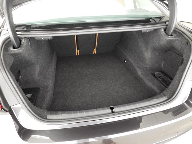 BMW 5-SERIE Sedan 520i | LED | Leder | Navigatie | Comfortzetels | Stoelverwarming | Elektr. zetels | DAB | Alu 17 inch