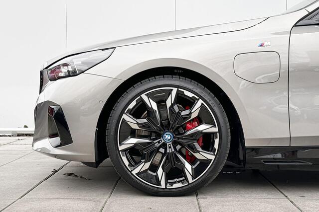 BMW 5-SERIE Sedan 550e xDrive M-Sport Pro Stuurwielrand Verwarming / Adaptief Onderstel Prof / Comfort Acces / Pano Dak / Shadow Line Koplampen / Stoelventilatie / Stoelverwarming Voor & Achter / Driving Assistant Prof / Parking Assistant Prof / Harman Kardon / M Ext