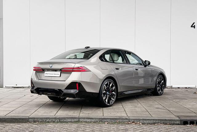 BMW 5-SERIE Sedan 550e xDrive M-Sport Pro Stuurwielrand Verwarming / Adaptief Onderstel Prof / Comfort Acces / Pano Dak / Shadow Line Koplampen / Stoelventilatie / Stoelverwarming Voor & Achter / Driving Assistant Prof / Parking Assistant Prof / Harman Kardon / M Ext