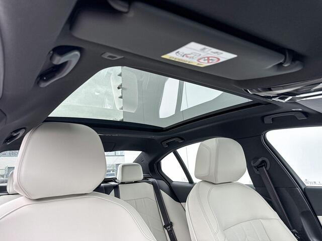 BMW 5-SERIE Sedan 550e xDrive M-Sport Pro Stuurwielrand Verwarming / Adaptief Onderstel Prof / Comfort Acces / Pano Dak / Shadow Line Koplampen / Stoelventilatie / Stoelverwarming Voor & Achter / Driving Assistant Prof / Parking Assistant Prof / Harman Kardon / M Ext