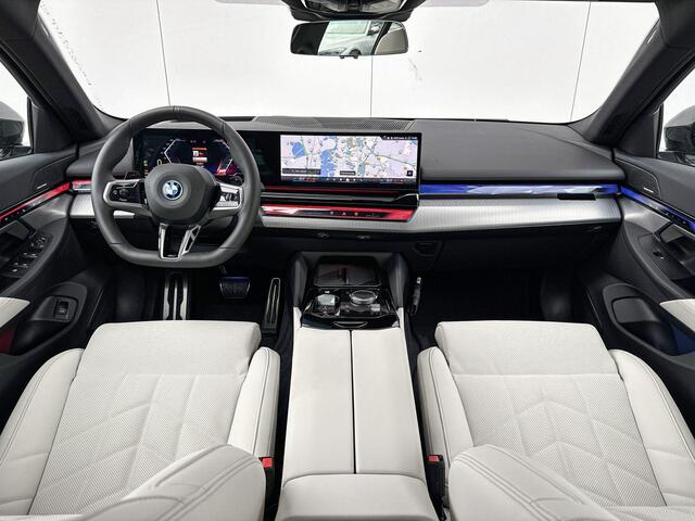 BMW 5-SERIE Sedan 550e xDrive M-Sport Pro Stuurwielrand Verwarming / Adaptief Onderstel Prof / Comfort Acces / Pano Dak / Shadow Line Koplampen / Stoelventilatie / Stoelverwarming Voor & Achter / Driving Assistant Prof / Parking Assistant Prof / Harman Kardon / M Ext