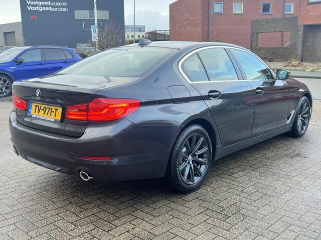 BMW 5-SERIE 520i Automaat Corporate Lease Executive Navigatie Prof DAB Stoelverwarming Carplay 18 Inch Lmv Donkere Hemel Led Koplampen NL Auto Sedan