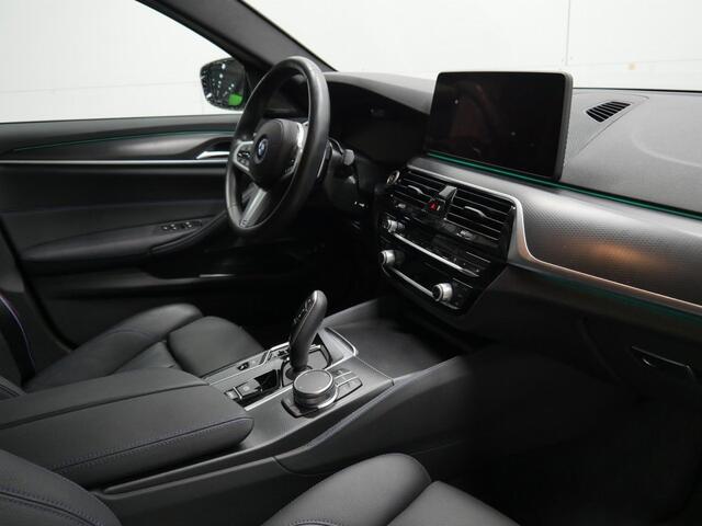 BMW 5-SERIE Touring 530e M-Sport Indivudual | 19" | Trekhaak | Driv. Ass. Pro |